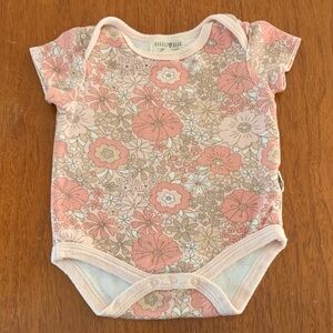 🍓3/$10 Rabbit + Bear Organic Floral Bodysuit size 3-6m